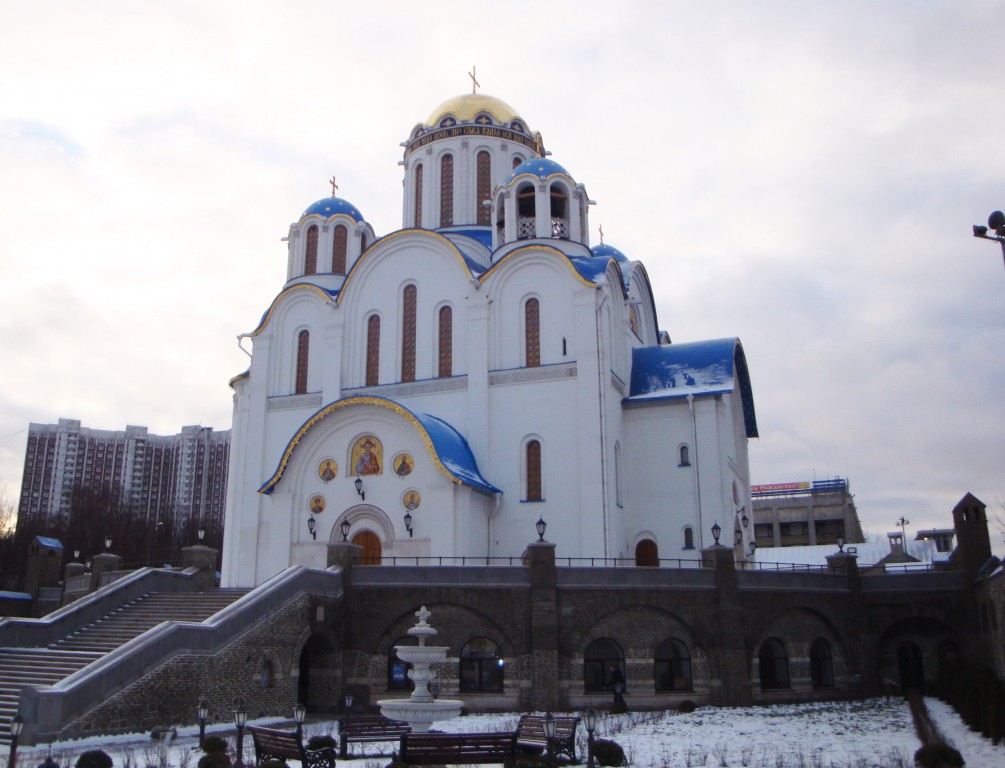 Церковь Покрова Пресвятой Богородицы, Ясенево (Юго-Западный административный округ (ЮЗАО), г. Москва). общий вид в ландшафте, Церковь Покрова Пресвятой Богородицы в Ясенево