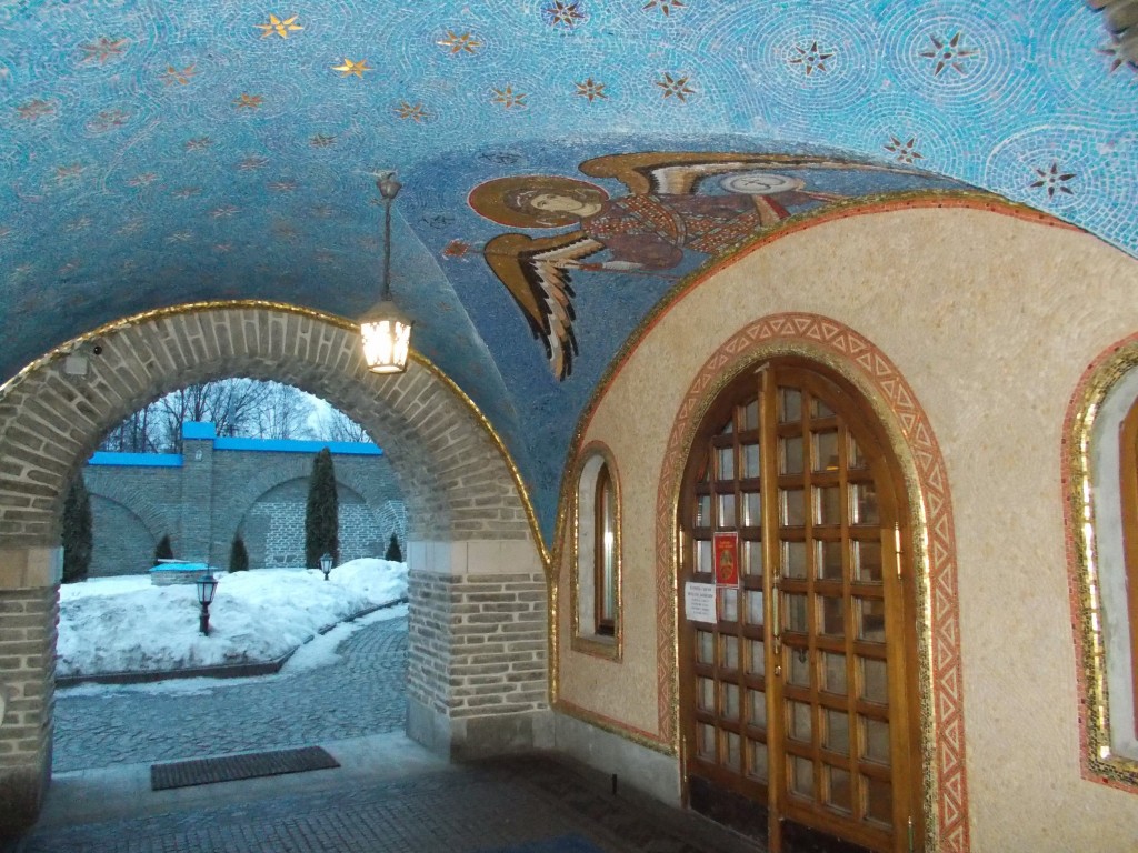 Церковь Покрова Пресвятой Богородицы, Ясенево (Юго-Западный административный округ (ЮЗАО), г. Москва). интерьер и убранство, Вход в нижний храм