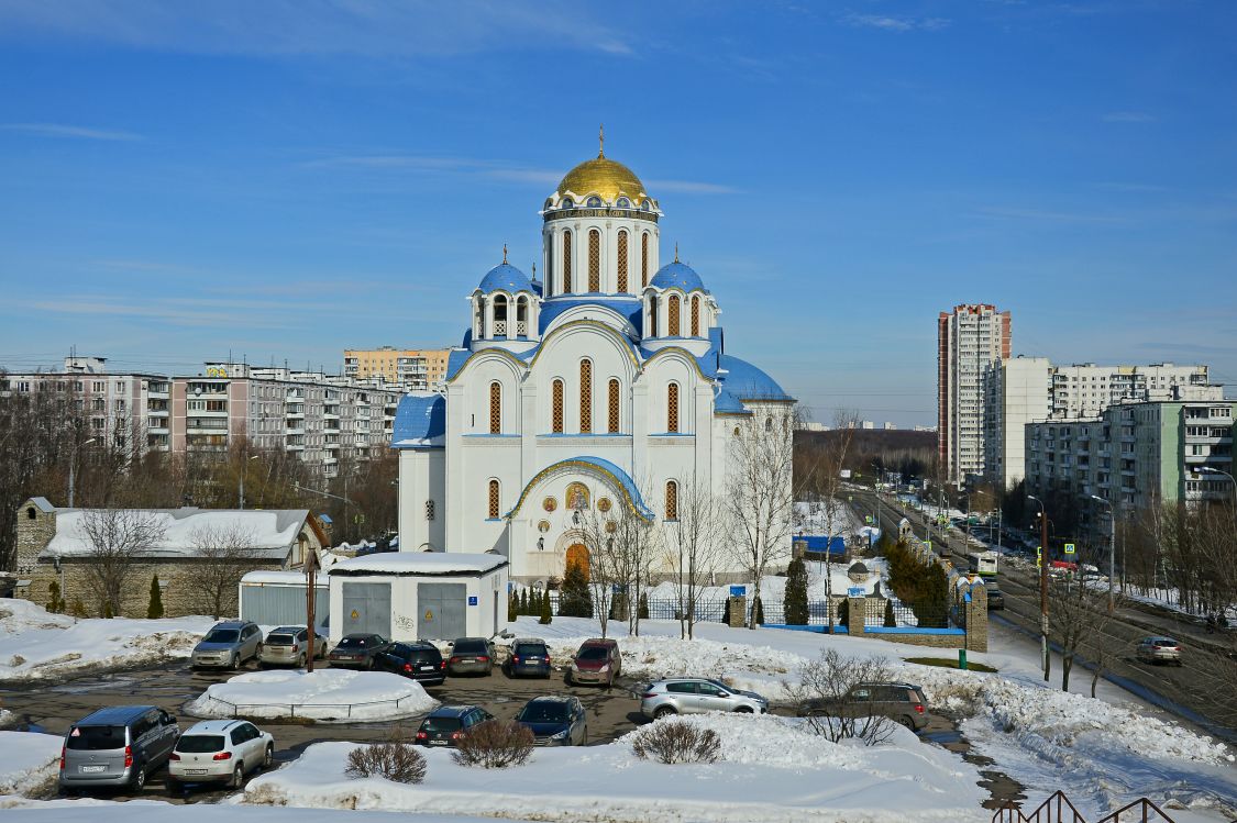 Церковь Покрова Пресвятой Богородицы, Ясенево (Юго-Западный административный округ (ЮЗАО), г. Москва). общий вид в ландшафте