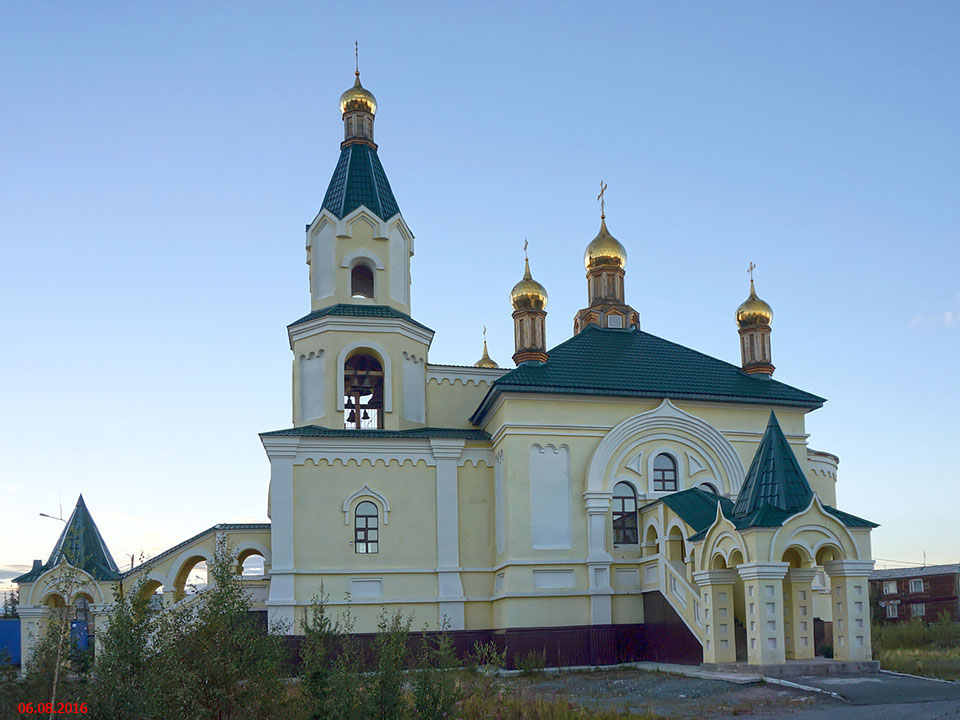 Лабытнанги. Церковь Георгия Победоносца (новая). фасады