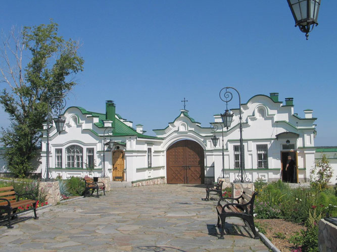 Косьминская мужская пустынь, Костылева (Верхотурский район (ГО Верхотурский), Свердловская область). фасады, Входная арка и привратницкая