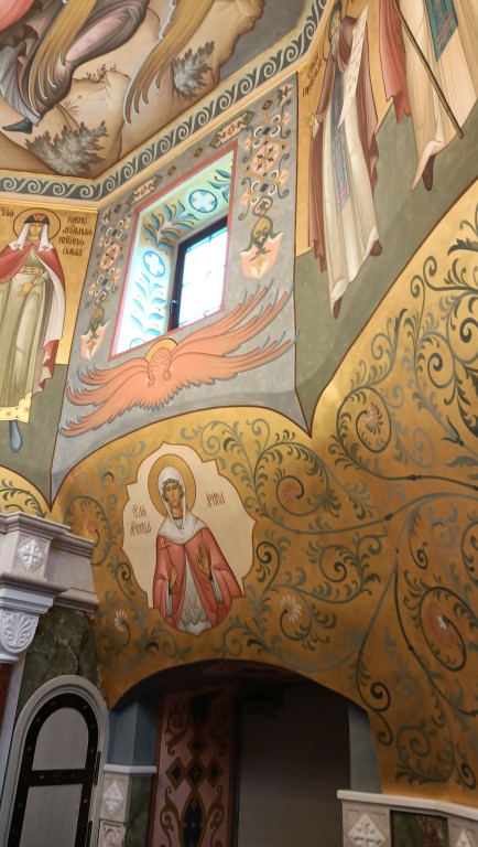 Александро-Свирский монастырь. Надкладезная часовня Александра Свирского, Старая Слобода (Лодейнопольский район, Ленинградская область). интерьер и убранство, Росписи интерьера с образом святой мученицы Ирины