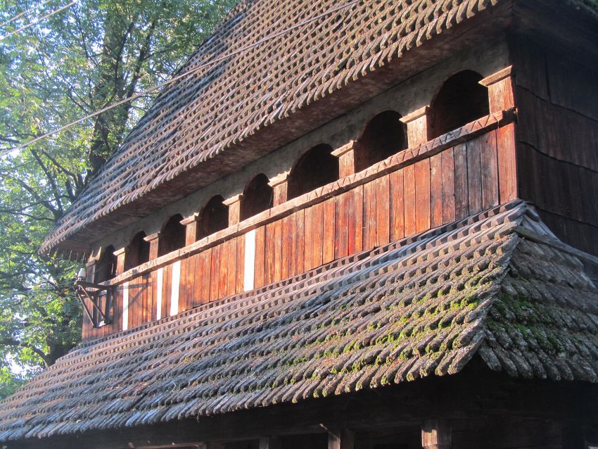 Церковь Сошествия Святого Духа, Колочава (Хустский район, Украина, Закарпатская область). архитектурные детали, южный фасад (фрагмент)