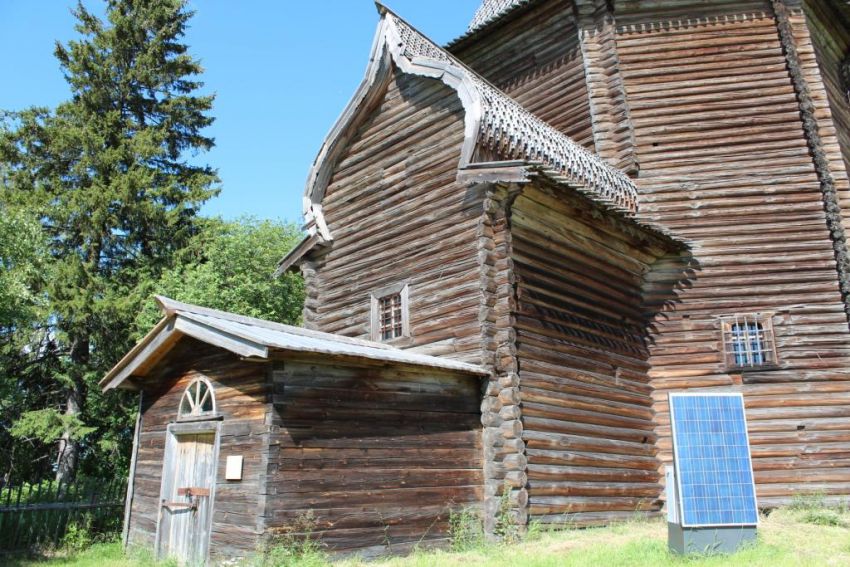 Новинки (Лявля). Церковь Николая Чудотворца. архитектурные детали, Крыльцо храма