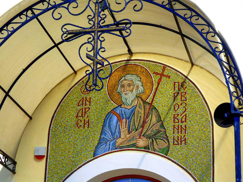 Церковь Андрея Первозванного, Минск (Минск, город, Беларусь, Минская область). дополнительная информация, Изображение Андрея Первозванного над входом в церковь