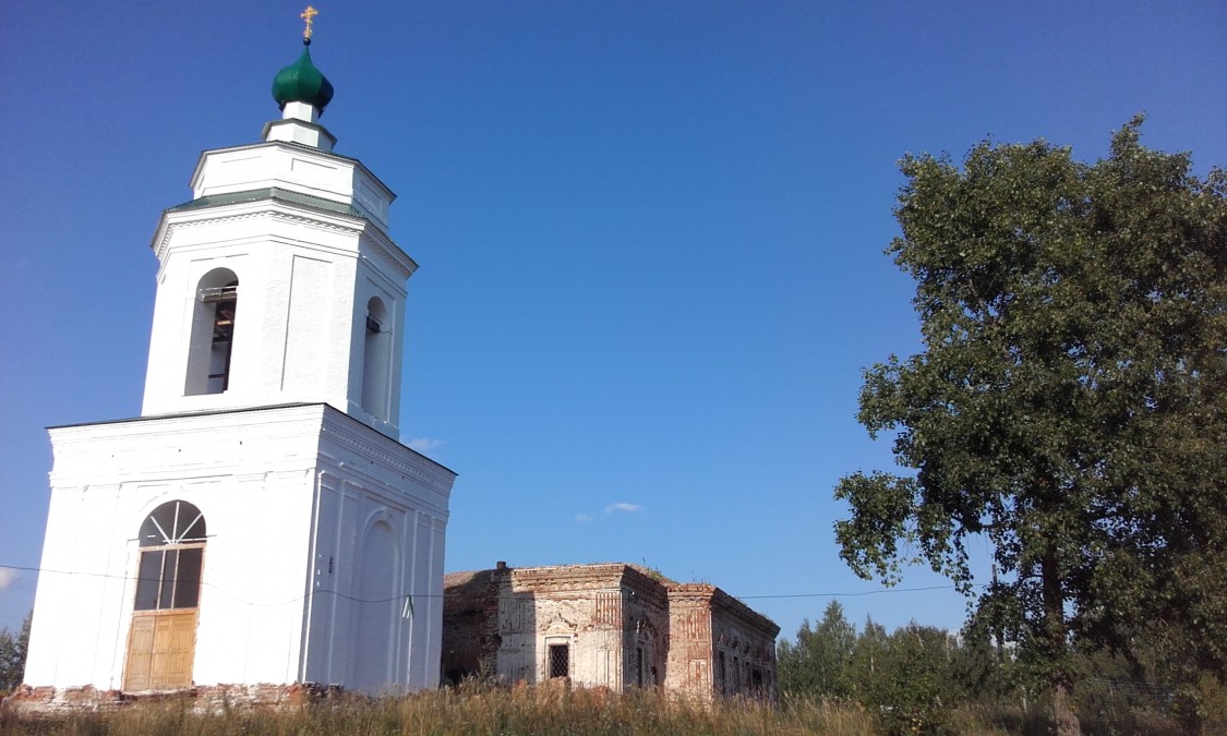 Церковь Троицы Живоначальной, Медяны (Юрьянский район, Кировская область). дополнительная информация, под колокольней теперь летний храм