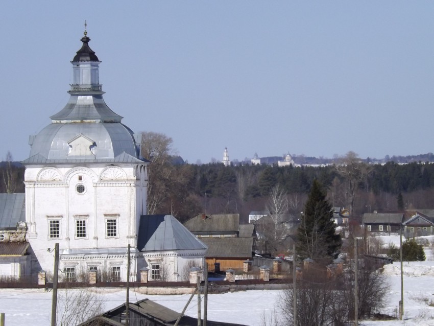 Церковь Троицы Живоначальной, Чудиново (Орловский район, Кировская область). фасады, Вид на Троицкую церковь и с.Великорецкое