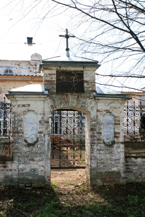 Церковь Троицы Живоначальной, Чудиново (Орловский район, Кировская область). архитектурные детали, Ограда, вход
