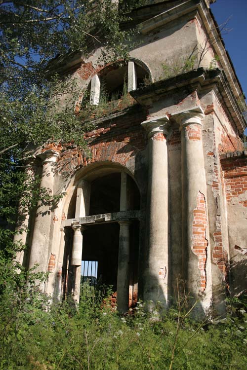 Церковь Петра и Февронии Муромских, Сухолом (Юхновский район, Калужская область). архитектурные детали