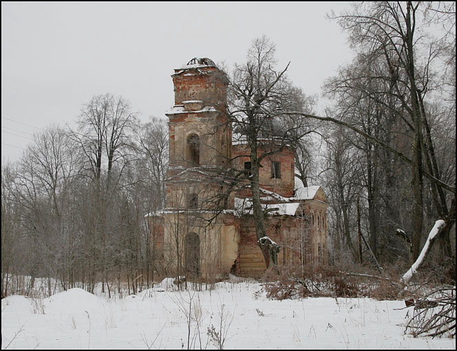 Церковь Троицы Живоначальной, Сергиево (Юхновский район, Калужская область). общий вид в ландшафте