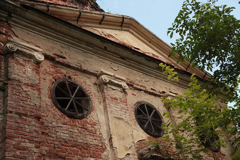 Церковь Троицы Живоначальной, Сергиево (Юхновский район, Калужская область). архитектурные детали