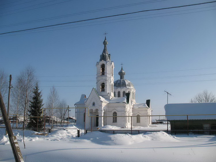 Русское. Церковь Михаила Архангела. общий вид в ландшафте