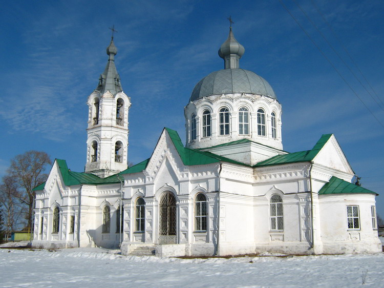 Русское. Церковь Михаила Архангела. общий вид в ландшафте, Ракурс с юго-востока. Отсюда храм смотрится лучше всего.