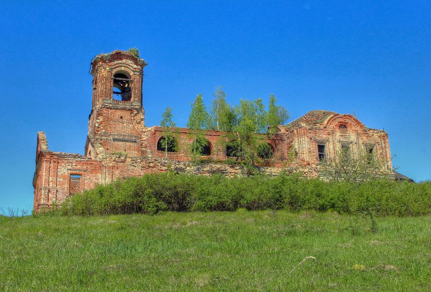 Церковь Введения во храм Пресвятой Богородицы, Подрелье, урочище (Орловский район, Кировская область). фасады, В майском солнце