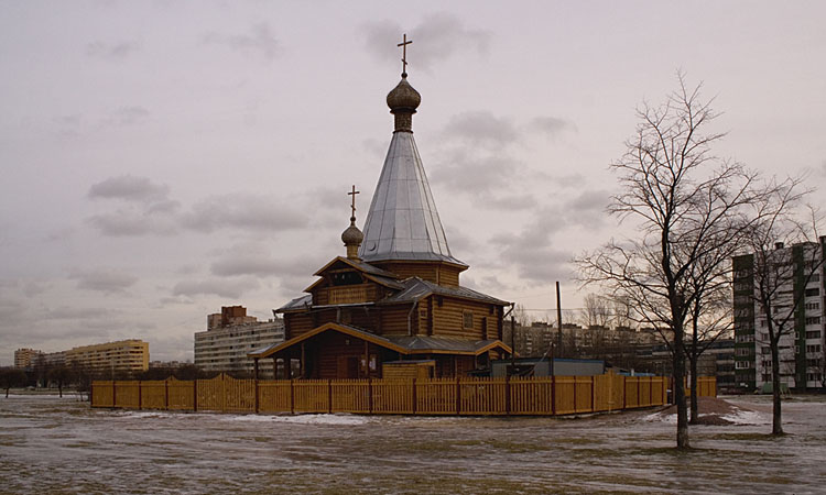 Церковь Антония  Сийского, Калининский район (Санкт-Петербург, г. Санкт-Петербург). общий вид в ландшафте, Вид с юго-запада. На заднем плане дома по ул. Ольги Форш