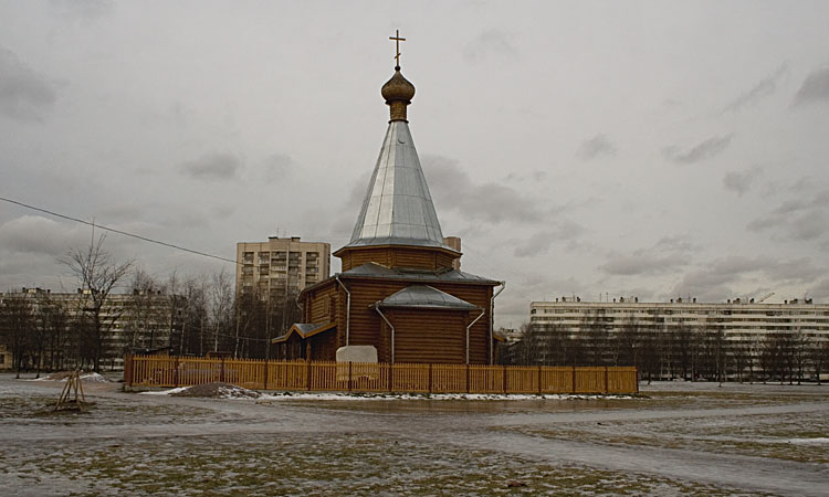 Церковь Антония  Сийского, Калининский район (Санкт-Петербург, г. Санкт-Петербург). общий вид в ландшафте, Вид с востока. На заднем плане дома по ул. Демьяна Бедного