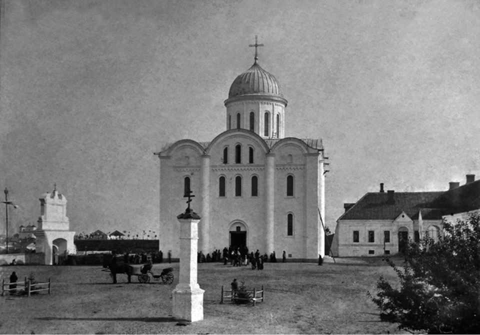 Собор Успения Пресвятой Богородицы, Владимир (Владимирский район, Украина, Волынская область). архивная фотография, Фото из альбома «Дубенский форт-застава», 1941 г. Подпись: «1941. UKRAINE. Deutsche Besetzung Hilfspost Wladimir-Wolynsko» («1941. УКРАИНА. Немецкий оккупационный медпункт Владимир-Волынский») - ошибочна.