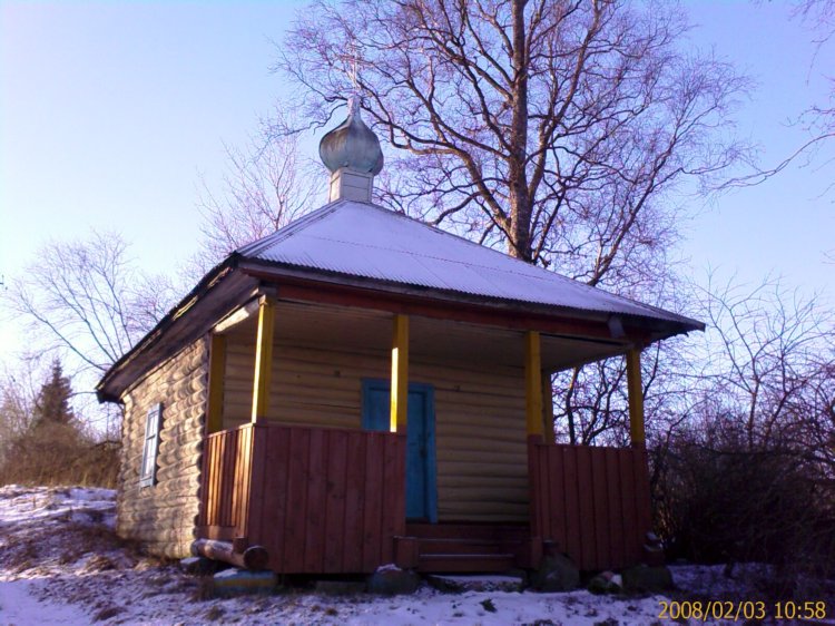 Часовня Вознесения Господня в быв. д. Соколок, Ставотино (Соколок) (Лужский район, Ленинградская область). общий вид в ландшафте