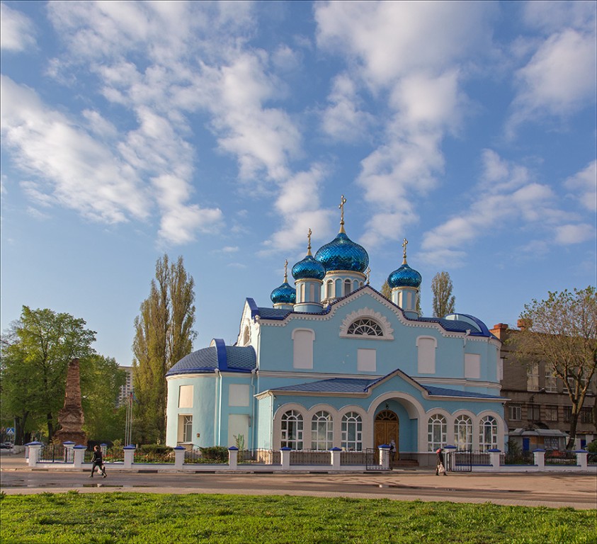 Воронеж. Церковь Самуила пророка. общий вид в ландшафте, На церкви заменен один купол на пять