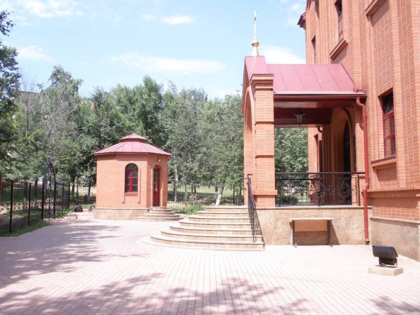 Дзержинский. Церковь Димитрия Донского. дополнительная информация, Слева - свечная лавка, справа - крыльцо храма