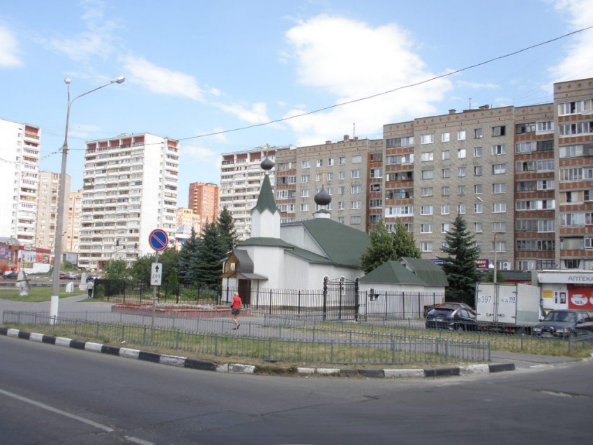 Дзержинский. Церковь Макария, митрополита Алтайского. общий вид в ландшафте, Вид с запада