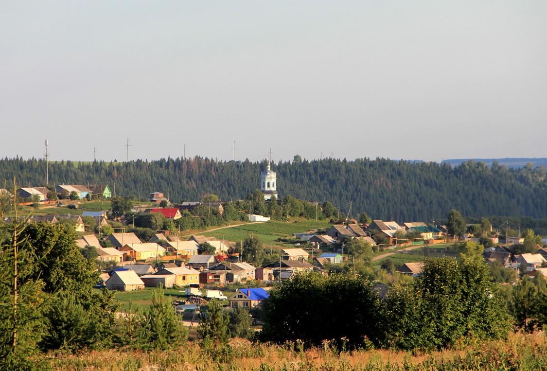 Церковь Вознесения Господня, Суна (Сунский район, Кировская область). общий вид в ландшафте, Вид на поселок с трассы Киров-Суна.