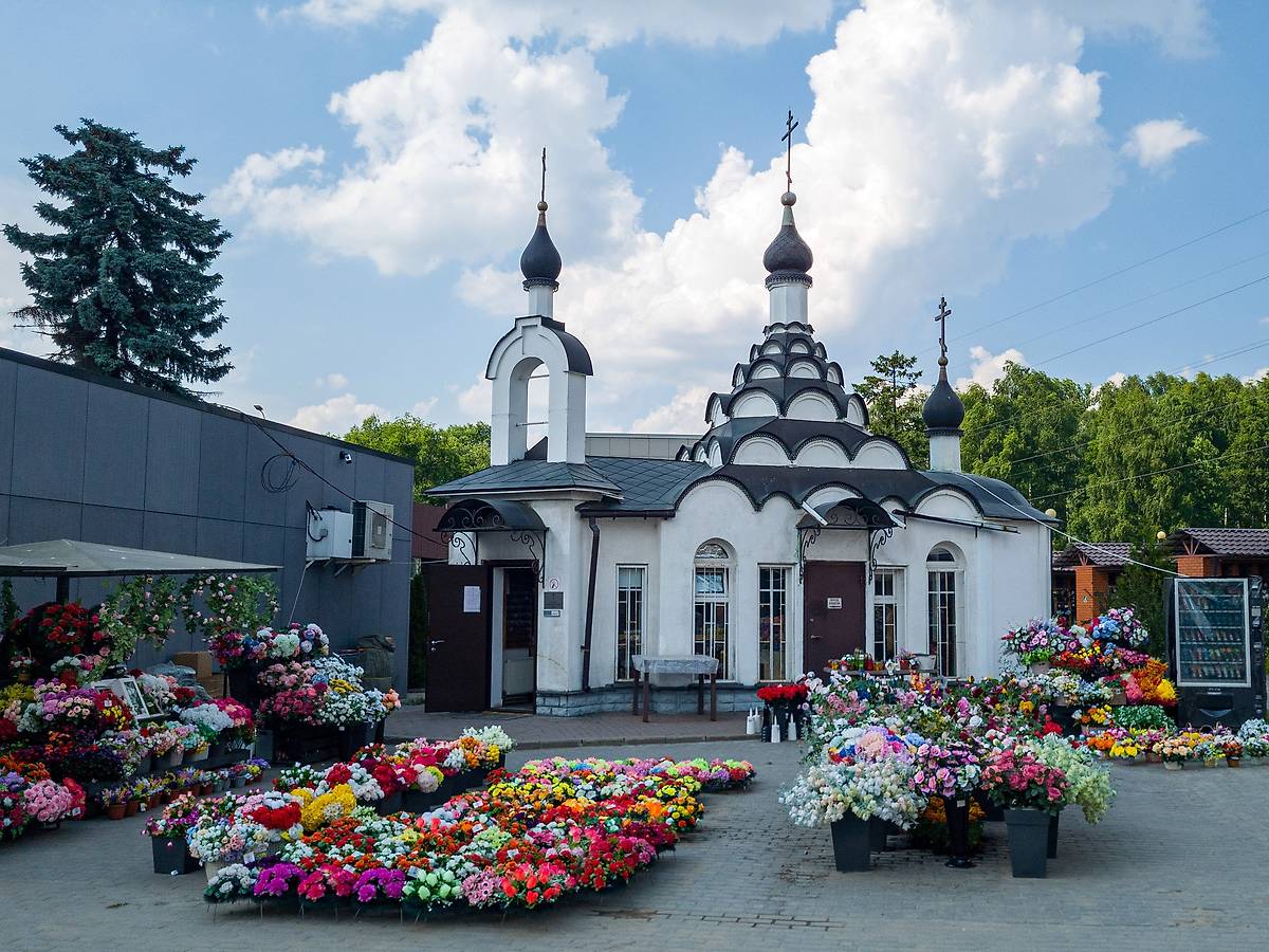 общий вид в ландшафте. Церковь Уара мученика на Николо-Архангельском кладбище, Никольское-Архангельское (Балашихинский городской округ и г. Реутов, Московская область)