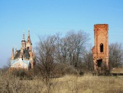Церковь иконы Божией Матери "Знамение", вид с востока, справа - уцелевшая угловая башня усадебного дворца, Вешаловка, Липецкий район, Липецкая область