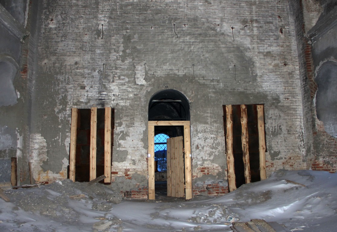 Церковь Вознесения Господня, Русаново (Орловский район, Кировская область). интерьер и убранство, В 2014г. в церкви немного прибрались. Царские врата отделили перегородками и поставили дверь. Возможно, хотят отремонтировать алтарную часть.