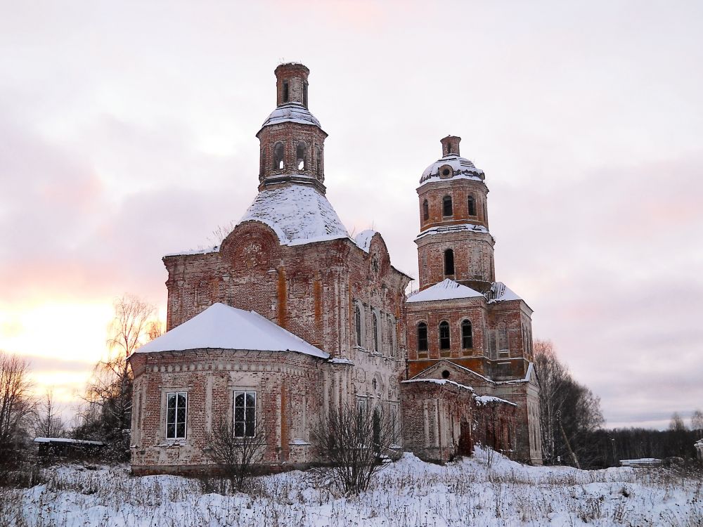 Церковь Вознесения Господня, Русаново (Орловский район, Кировская область). фасады, В алтаре появились рамы, восстановлена крыша