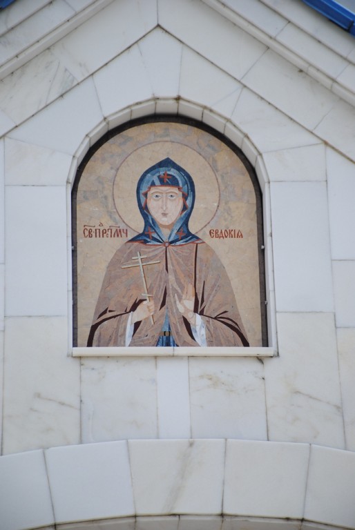 Церковь Евдокии, Голубая (Шушенский район, Красноярский край). архитектурные детали, Образ святой преподобномученицы Евдокии Римской на западном входе
