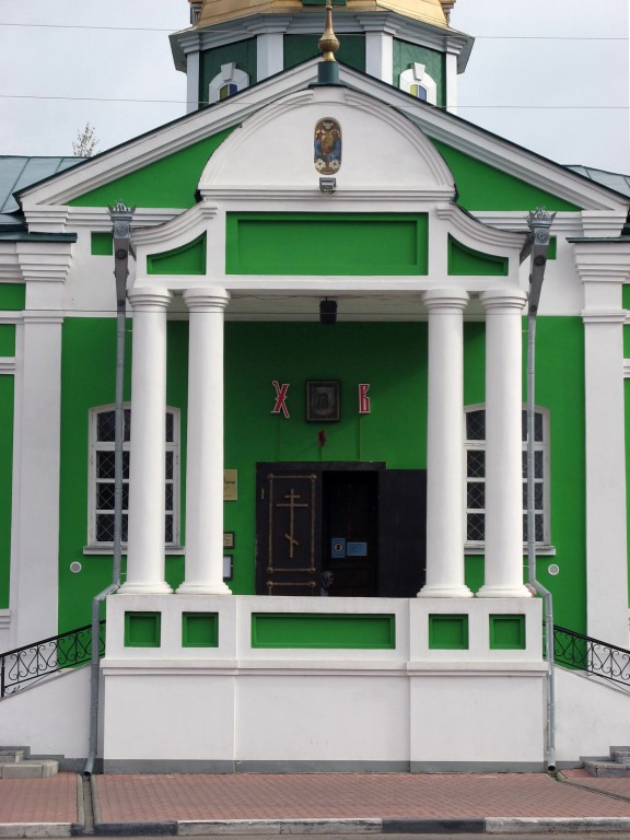 Церковь Троицы Живоначальной, Шатки (Шатковский район, Нижегородская область). архитектурные детали, Фрагмент западного фасада церкви с главными вратами
