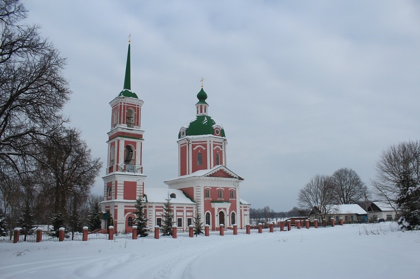 Церковь Успения Пресвятой Богородицы (новая), Овстуг (Жуковский район, Брянская область). общий вид в ландшафте