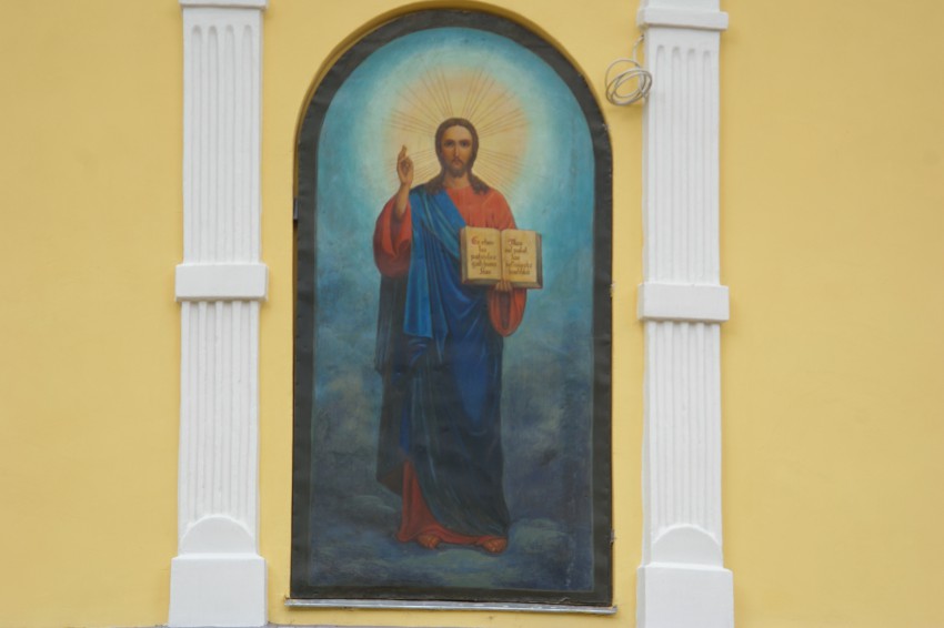 Рига. Церковь Вознесения Господня. архитектурные детали, Икона на алтарной наружной стене храма.