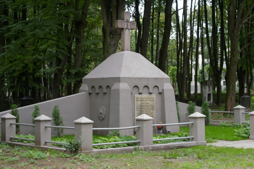 Церковь Покрова Пресвятой Богородицы, Рига (Рига, город, Латвия). дополнительная информация, Могила Русским воинам недалеко от церкви.