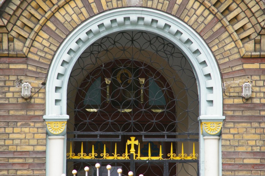 Рига. Церковь Покрова Пресвятой Богородицы. архитектурные детали, Вход в церковь.