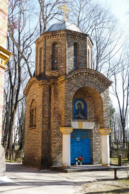 Церковь Покрова Пресвятой Богородицы, Рига (Рига, город, Латвия). архитектурные детали, Часовня св.Иоанна Предтечи рядом с храмом.