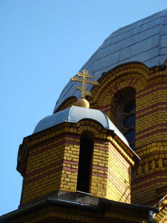 Рига. Церковь Покрова Пресвятой Богородицы. архитектурные детали, Крест над одном из куплов с левой стороны