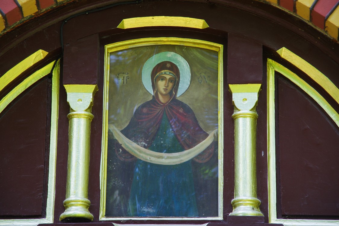 Церковь Покрова Пресвятой Богородицы, Рига (Рига, город, Латвия). архитектурные детали, Икона над наружным входом в алтарь.