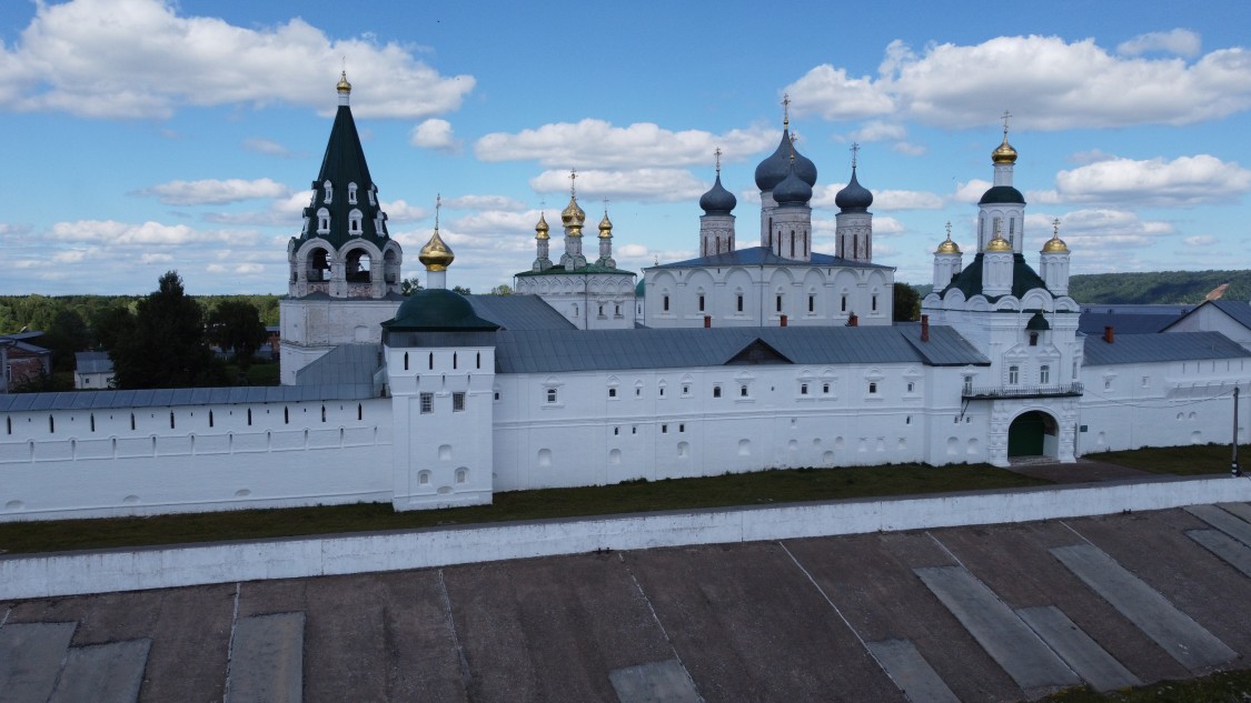 Троицкий Макариев Желтоводский монастырь. Церковь Григория Пельшемского, Макарьево (Лысковский район, Нижегородская область). общий вид в ландшафте