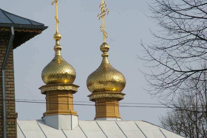 Рига. Рижский Троице-Сергиев женский монастырь. Домовая церковь Сергия Радонежского. архитектурные детали, Золотые купола.