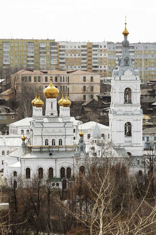 Пермь. Троицкий Стефанов мужской монастырь. Церковь Троицы Живоначальной. общий вид в ландшафте