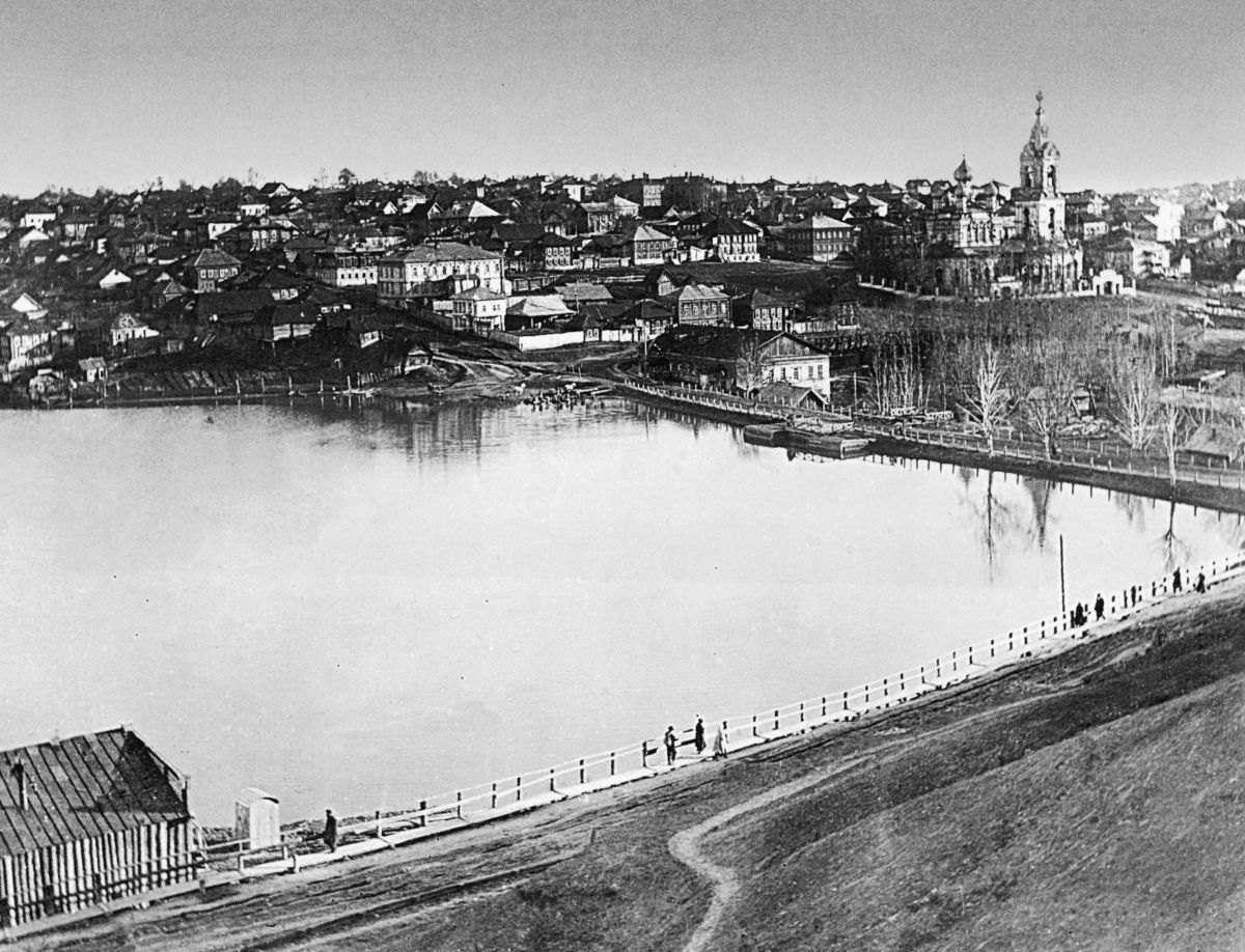 Пермь. Троицкий Стефанов мужской монастырь. Церковь Троицы Живоначальной. архивная фотография, Панорама Мотовилихи и Троицкого Стефанова монастыря (чуть правее). Фотография кон. ХIХ в.