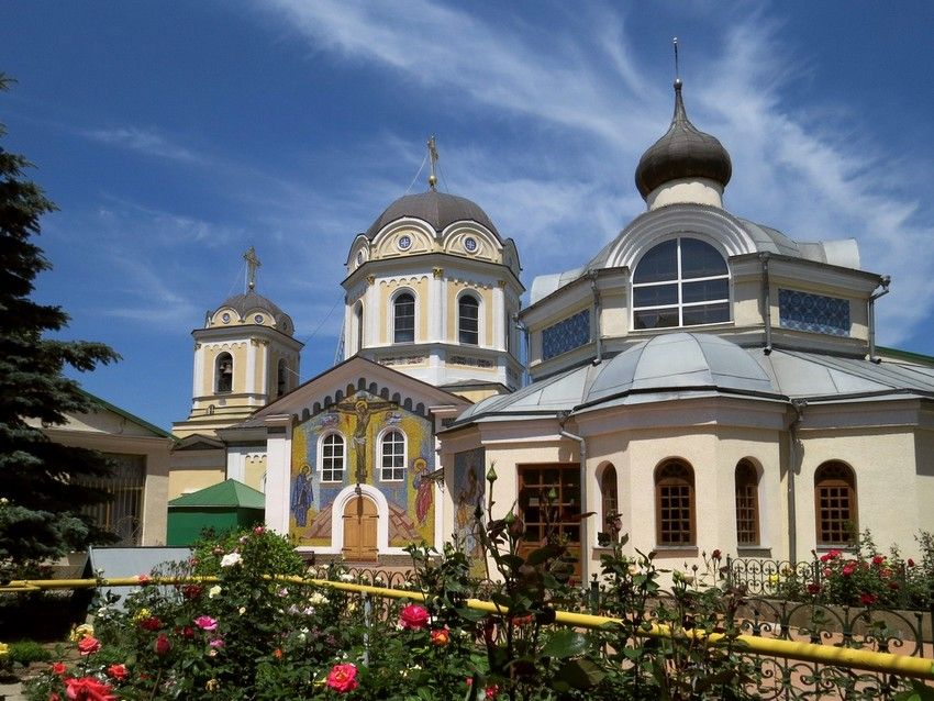 Симферополь. Троицкий женский монастырь. общий вид в ландшафте