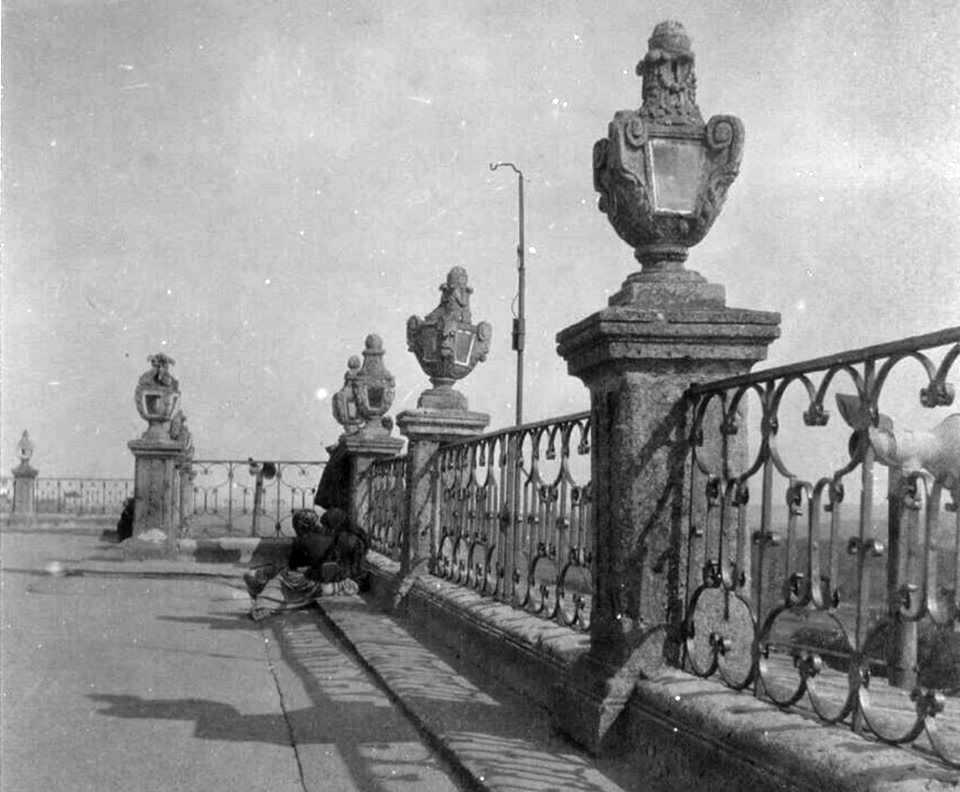 Успенская Почаевская Лавра. Собор Успения Пресвятой Богородицы, Почаев (Кременецкий район, Украина, Тернопольская область). архивная фотография, Балюстрада перед собором. Автор фото - французский археолог барон Жозеф Де Бай