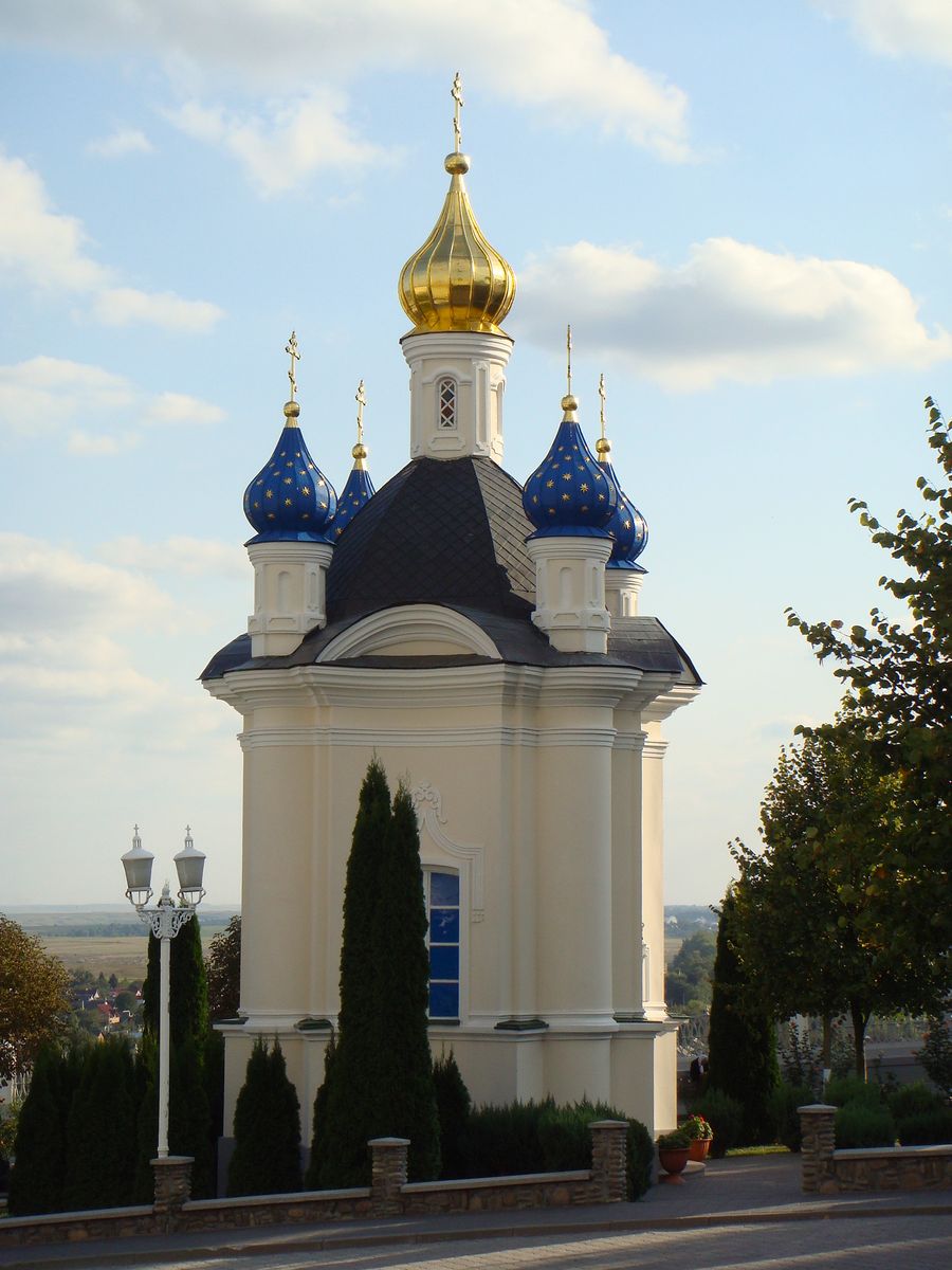 Успенская Почаевская Лавра. Часовня в честь 2000-летия Рождества Христова, Почаев (Кременецкий район, Украина, Тернопольская область). общий вид в ландшафте