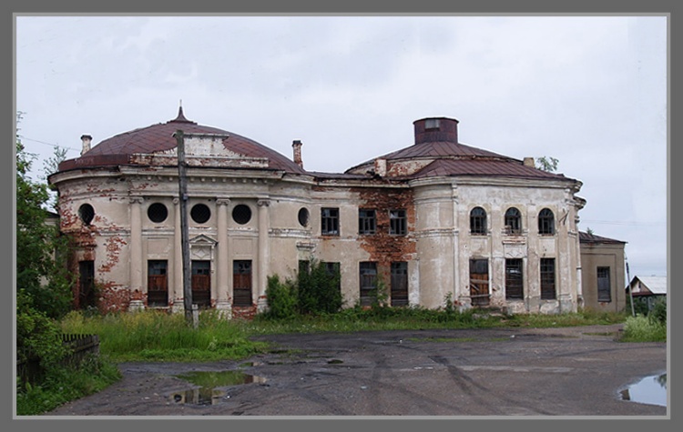 Церковь Иоанна Предтечи, Белозерск (Белозерский район, Вологодская область). фасады, Разрушена колокольня, в ней размещалась МТС(машино-тракторная станция),где ремонтировалась с/х техника.Сейчас здание заброшено.