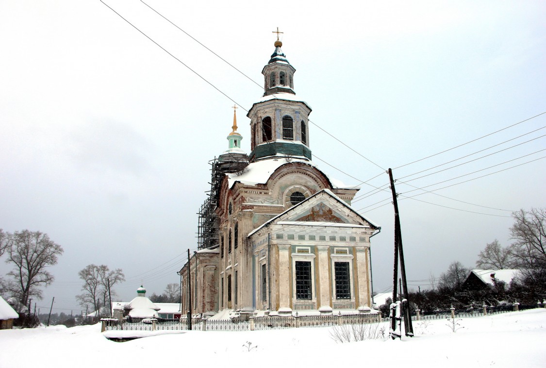 Зашижемье. Церковь Спаса Преображения. фасады, В 2015 году на колокольне был установлен новый шпиль с крестом.