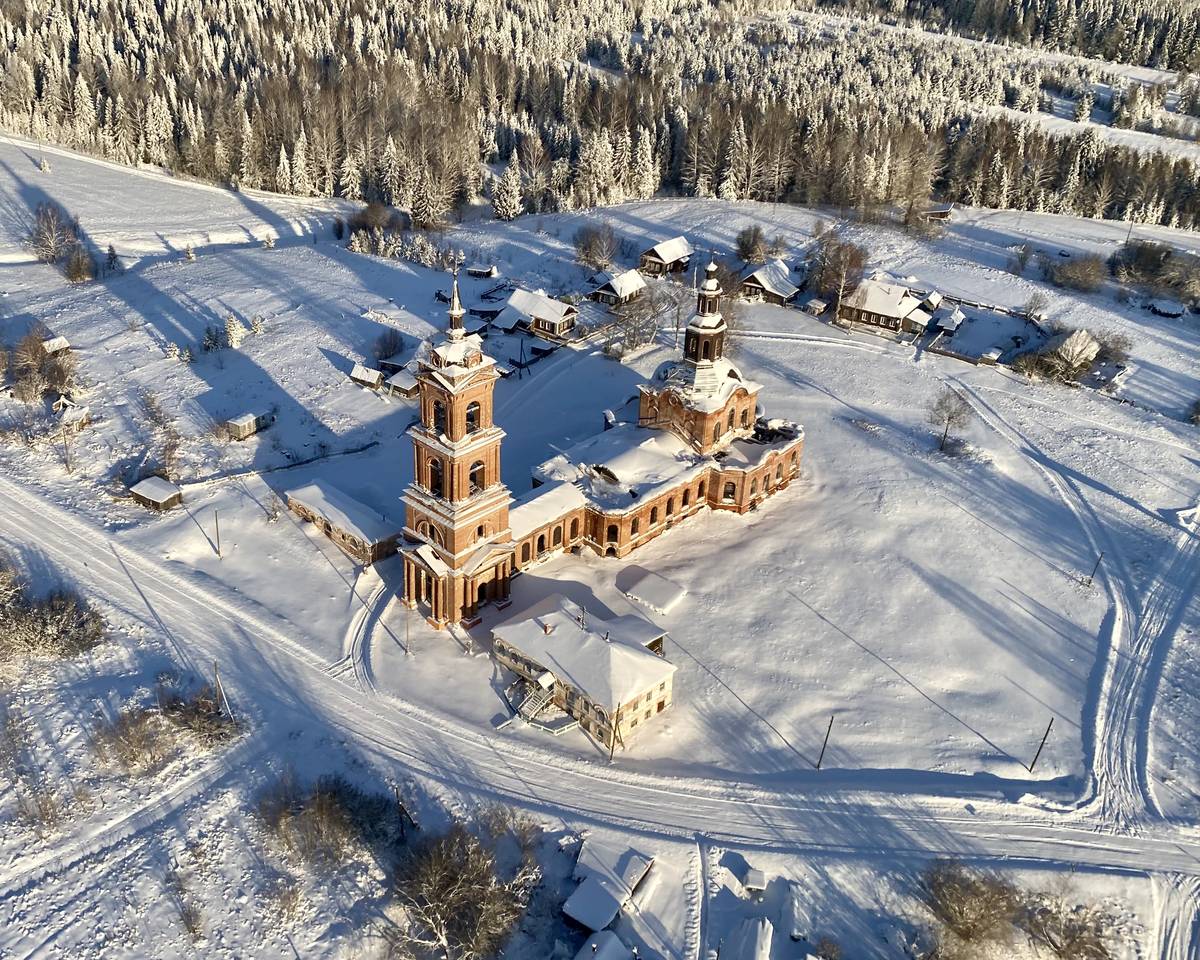 Вид с ЮЗ, общий вид в ландшафте. Церковь Рождества Пресвятой Богородицы, Белая (Фалёнский район, Кировская область)