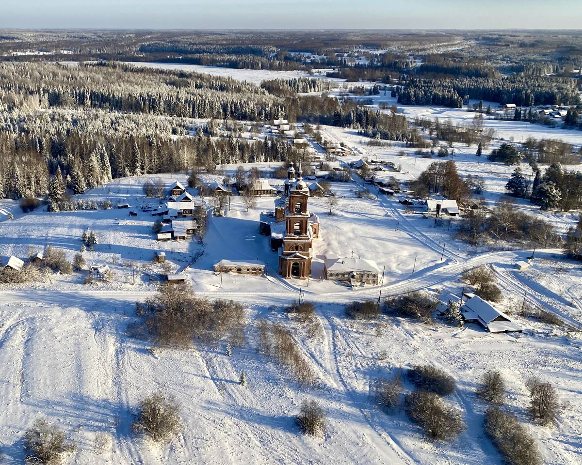 Вид с запада, общий вид в ландшафте. Церковь Рождества Пресвятой Богородицы, Белая (Фалёнский район, Кировская область)